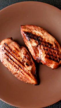 Tavuk göğsü, ızgara fileto, tabakta et yemeği. Öğle yemeği için faydalı ızgara kümes hayvanları