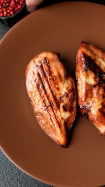 Tavuk göğsü, ızgara fileto, tabakta et yemeği. Öğle yemeği için faydalı ızgara kümes hayvanları