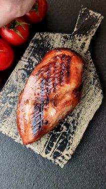 Tavuk göğsü, ızgara fileto, tabakta et yemeği. Öğle yemeği için faydalı ızgara kümes hayvanları