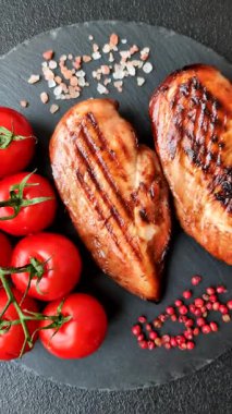 Tavuk göğsü, ızgara fileto, tabakta et yemeği. Öğle yemeği için faydalı ızgara kümes hayvanları