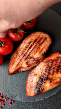 Tavuk göğsü, ızgara fileto, tabakta et yemeği. Öğle yemeği için faydalı ızgara kümes hayvanları