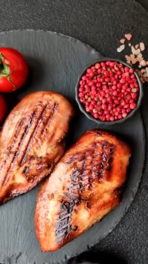 Tavuk göğsü, ızgara fileto, tabakta et yemeği. Öğle yemeği için faydalı ızgara kümes hayvanları