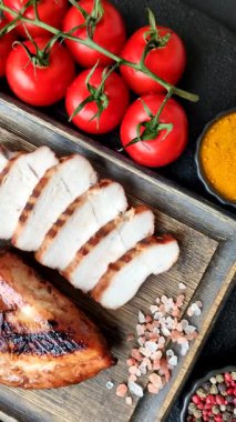 Tavuk göğsü, ızgara fileto, tabakta et yemeği. Öğle yemeği için faydalı ızgara kümes hayvanları