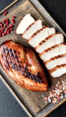 Tavuk göğsü, ızgara fileto, tabakta et yemeği. Öğle yemeği için faydalı ızgara kümes hayvanları