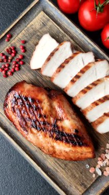 Tavuk göğsü, ızgara fileto, tabakta et yemeği. Öğle yemeği için faydalı ızgara kümes hayvanları