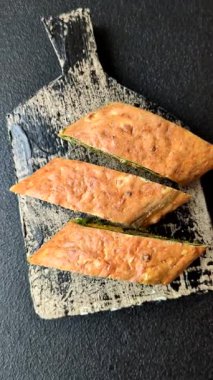 Bir rulo omlet, ıspanak, peynir ve kıyma. Yumurta ve ıspanakla yuvarlan.