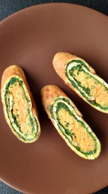 Bir rulo omlet, ıspanak, peynir ve kıyma. Yumurta ve ıspanakla yuvarlan.