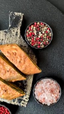 Bir rulo omlet, ıspanak, peynir ve kıyma. Yumurta ve ıspanakla yuvarlan.