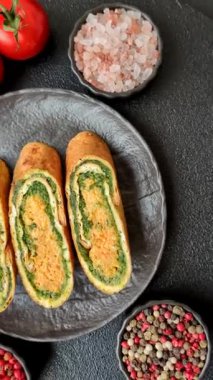 Bir rulo omlet, ıspanak, peynir ve kıyma. Yumurta ve ıspanakla yuvarlan.