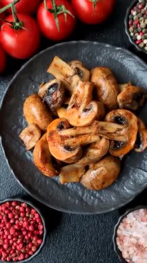 Yemek, fırında mantar soslu ve baharatlı şampiyon dilimleri. Izgara mantarların arka planı