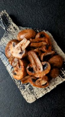 Yemek, fırında mantar soslu ve baharatlı şampiyon dilimleri. Izgara mantarların arka planı