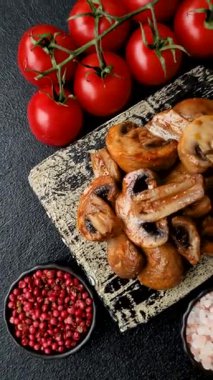 Yemek, fırında mantar soslu ve baharatlı şampiyon dilimleri. Izgara mantarların arka planı
