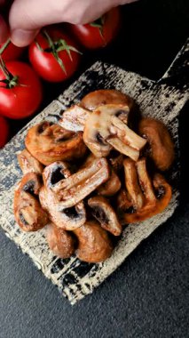 Yemek, fırında mantar soslu ve baharatlı şampiyon dilimleri. Izgara mantarların arka planı