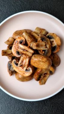 Yemek, fırında mantar soslu ve baharatlı şampiyon dilimleri. Izgara mantarların arka planı