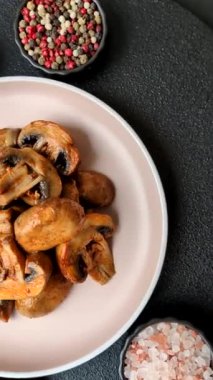 Yemek, fırında mantar soslu ve baharatlı şampiyon dilimleri. Izgara mantarların arka planı