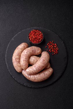 Et ya da domuz etinden yapılmış çiğ et sosisi, barbekü ya da ızgara için taze et. Tasarımınız için arkaplan olarak çiğ sosisler