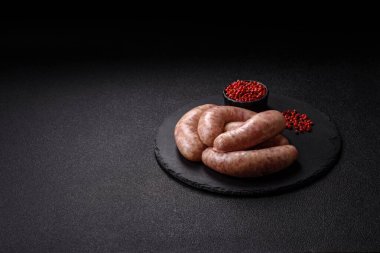 Et ya da domuz etinden yapılmış çiğ et sosisi, barbekü ya da ızgara için taze et. Tasarımınız için arkaplan olarak çiğ sosisler