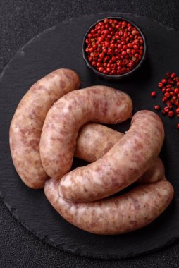 Et ya da domuz etinden yapılmış çiğ et sosisi, barbekü ya da ızgara için taze et. Tasarımınız için arkaplan olarak çiğ sosisler