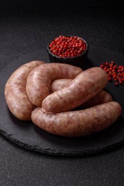 Et ya da domuz etinden yapılmış çiğ et sosisi, barbekü ya da ızgara için taze et. Tasarımınız için arkaplan olarak çiğ sosisler