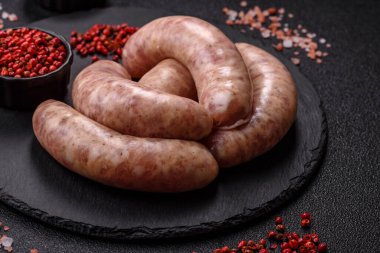 Et ya da domuz etinden yapılmış çiğ et sosisi, barbekü ya da ızgara için taze et. Tasarımınız için arkaplan olarak çiğ sosisler