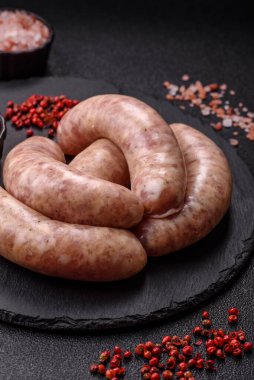 Et ya da domuz etinden yapılmış çiğ et sosisi, barbekü ya da ızgara için taze et. Tasarımınız için arkaplan olarak çiğ sosisler