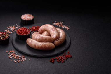 Et ya da domuz etinden yapılmış çiğ et sosisi, barbekü ya da ızgara için taze et. Tasarımınız için arkaplan olarak çiğ sosisler