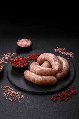 Et ya da domuz etinden yapılmış çiğ et sosisi, barbekü ya da ızgara için taze et. Tasarımınız için arkaplan olarak çiğ sosisler