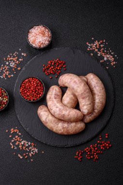 Et ya da domuz etinden yapılmış çiğ et sosisi, barbekü ya da ızgara için taze et. Tasarımınız için arkaplan olarak çiğ sosisler