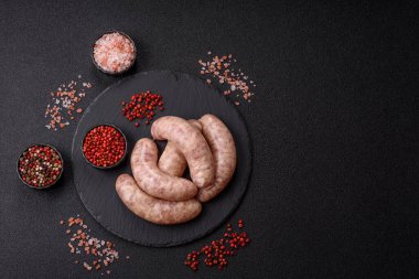 Et ya da domuz etinden yapılmış çiğ et sosisi, barbekü ya da ızgara için taze et. Tasarımınız için arkaplan olarak çiğ sosisler