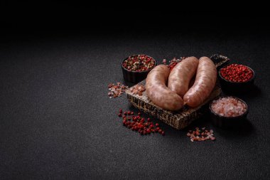 Et ya da domuz etinden yapılmış çiğ et sosisi, barbekü ya da ızgara için taze et. Tasarımınız için arkaplan olarak çiğ sosisler
