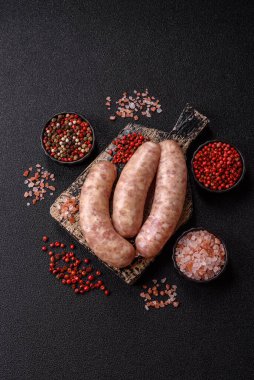 Et ya da domuz etinden yapılmış çiğ et sosisi, barbekü ya da ızgara için taze et. Tasarımınız için arkaplan olarak çiğ sosisler