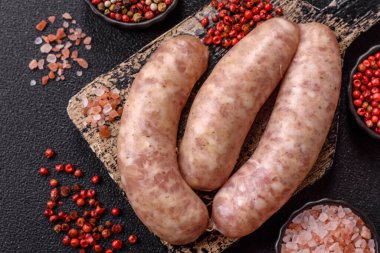Et ya da domuz etinden yapılmış çiğ et sosisi, barbekü ya da ızgara için taze et. Tasarımınız için arkaplan olarak çiğ sosisler