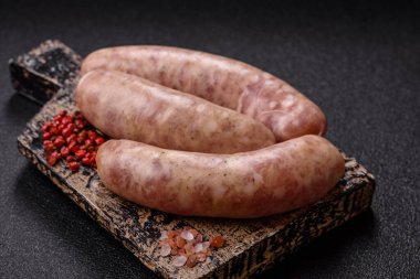 Et ya da domuz etinden yapılmış çiğ et sosisi, barbekü ya da ızgara için taze et. Tasarımınız için arkaplan olarak çiğ sosisler