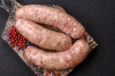 Et ya da domuz etinden yapılmış çiğ et sosisi, barbekü ya da ızgara için taze et. Tasarımınız için arkaplan olarak çiğ sosisler