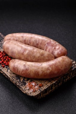 Et ya da domuz etinden yapılmış çiğ et sosisi, barbekü ya da ızgara için taze et. Tasarımınız için arkaplan olarak çiğ sosisler