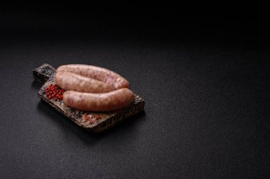 Et ya da domuz etinden yapılmış çiğ et sosisi, barbekü ya da ızgara için taze et. Tasarımınız için arkaplan olarak çiğ sosisler