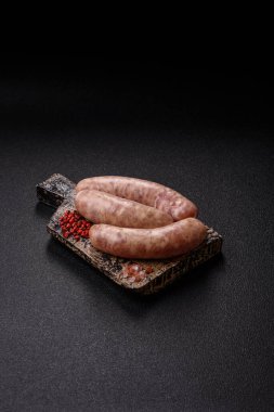 Et ya da domuz etinden yapılmış çiğ et sosisi, barbekü ya da ızgara için taze et. Tasarımınız için arkaplan olarak çiğ sosisler