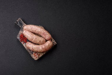 Et ya da domuz etinden yapılmış çiğ et sosisi, barbekü ya da ızgara için taze et. Tasarımınız için arkaplan olarak çiğ sosisler