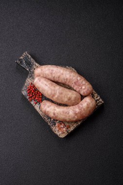Et ya da domuz etinden yapılmış çiğ et sosisi, barbekü ya da ızgara için taze et. Tasarımınız için arkaplan olarak çiğ sosisler