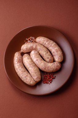 Et ya da domuz etinden yapılmış çiğ et sosisi, barbekü ya da ızgara için taze et. Tasarımınız için arkaplan olarak çiğ sosisler