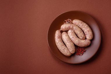 Et ya da domuz etinden yapılmış çiğ et sosisi, barbekü ya da ızgara için taze et. Tasarımınız için arkaplan olarak çiğ sosisler