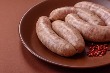Et ya da domuz etinden yapılmış çiğ et sosisi, barbekü ya da ızgara için taze et. Tasarımınız için arkaplan olarak çiğ sosisler