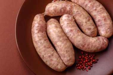 Et ya da domuz etinden yapılmış çiğ et sosisi, barbekü ya da ızgara için taze et. Tasarımınız için arkaplan olarak çiğ sosisler