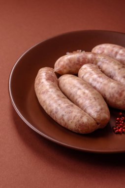 Et ya da domuz etinden yapılmış çiğ et sosisi, barbekü ya da ızgara için taze et. Tasarımınız için arkaplan olarak çiğ sosisler