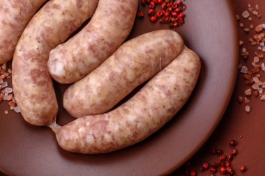 Et ya da domuz etinden yapılmış çiğ et sosisi, barbekü ya da ızgara için taze et. Tasarımınız için arkaplan olarak çiğ sosisler