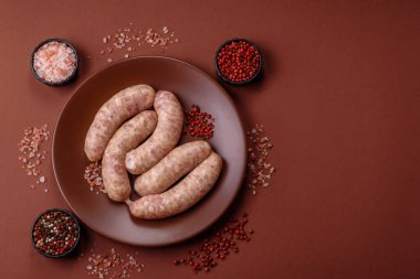 Et ya da domuz etinden yapılmış çiğ et sosisi, barbekü ya da ızgara için taze et. Tasarımınız için arkaplan olarak çiğ sosisler
