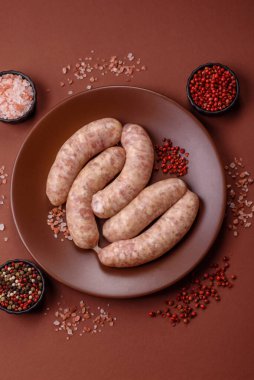 Et ya da domuz etinden yapılmış çiğ et sosisi, barbekü ya da ızgara için taze et. Tasarımınız için arkaplan olarak çiğ sosisler