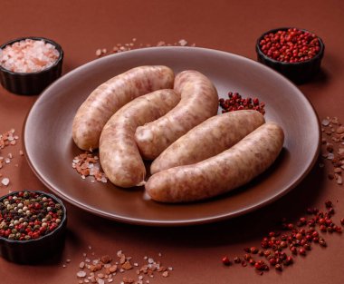 Et ya da domuz etinden yapılmış çiğ et sosisi, barbekü ya da ızgara için taze et. Tasarımınız için arkaplan olarak çiğ sosisler