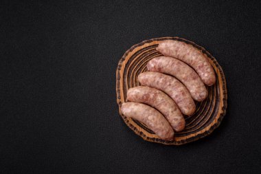 Et ya da domuz etinden yapılmış çiğ et sosisi, barbekü ya da ızgara için taze et. Tasarımınız için arkaplan olarak çiğ sosisler