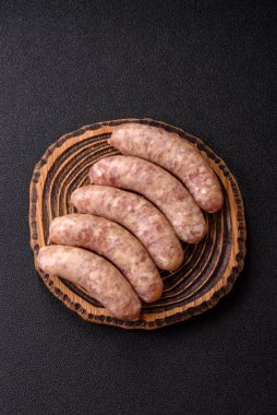 Et ya da domuz etinden yapılmış çiğ et sosisi, barbekü ya da ızgara için taze et. Tasarımınız için arkaplan olarak çiğ sosisler